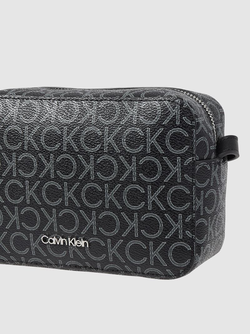 Crossbody Bag mit Logo-Muster in schwarz
