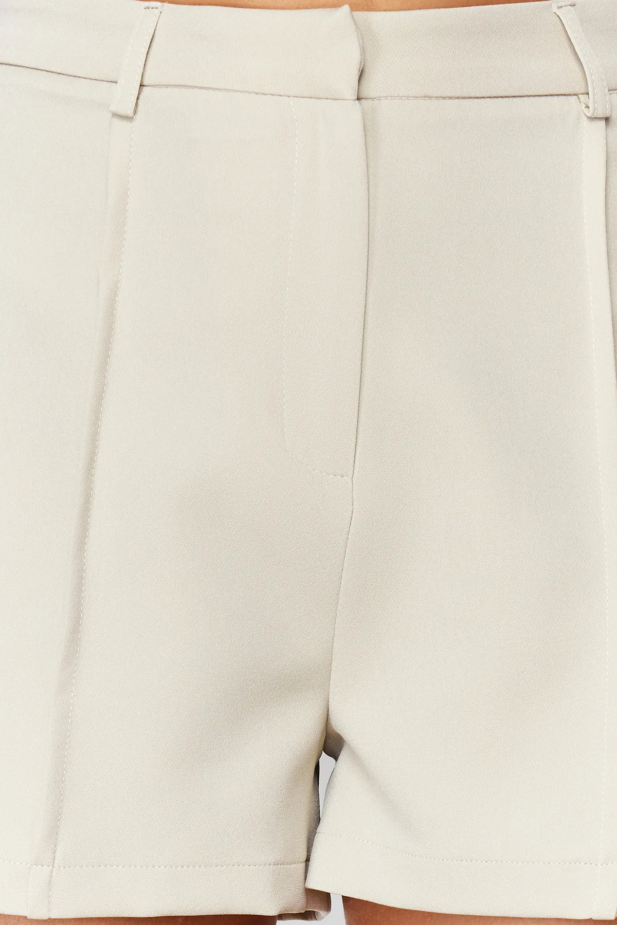 Trendyol Collection  Beige Shorts aus gewebtem Rippenmuster TWOSS23SR00079