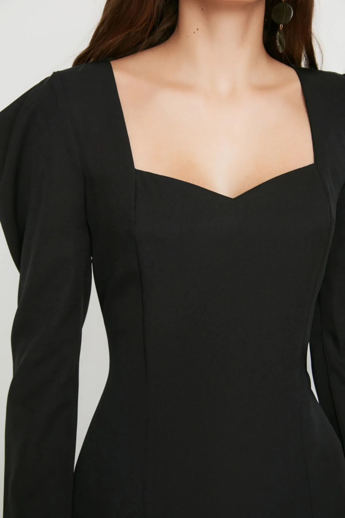 Trendyol Collection  Schwarzes Webkleid mit figurbetonten Ärmeln und detailliertem Schlitz TWOAW22EL1349