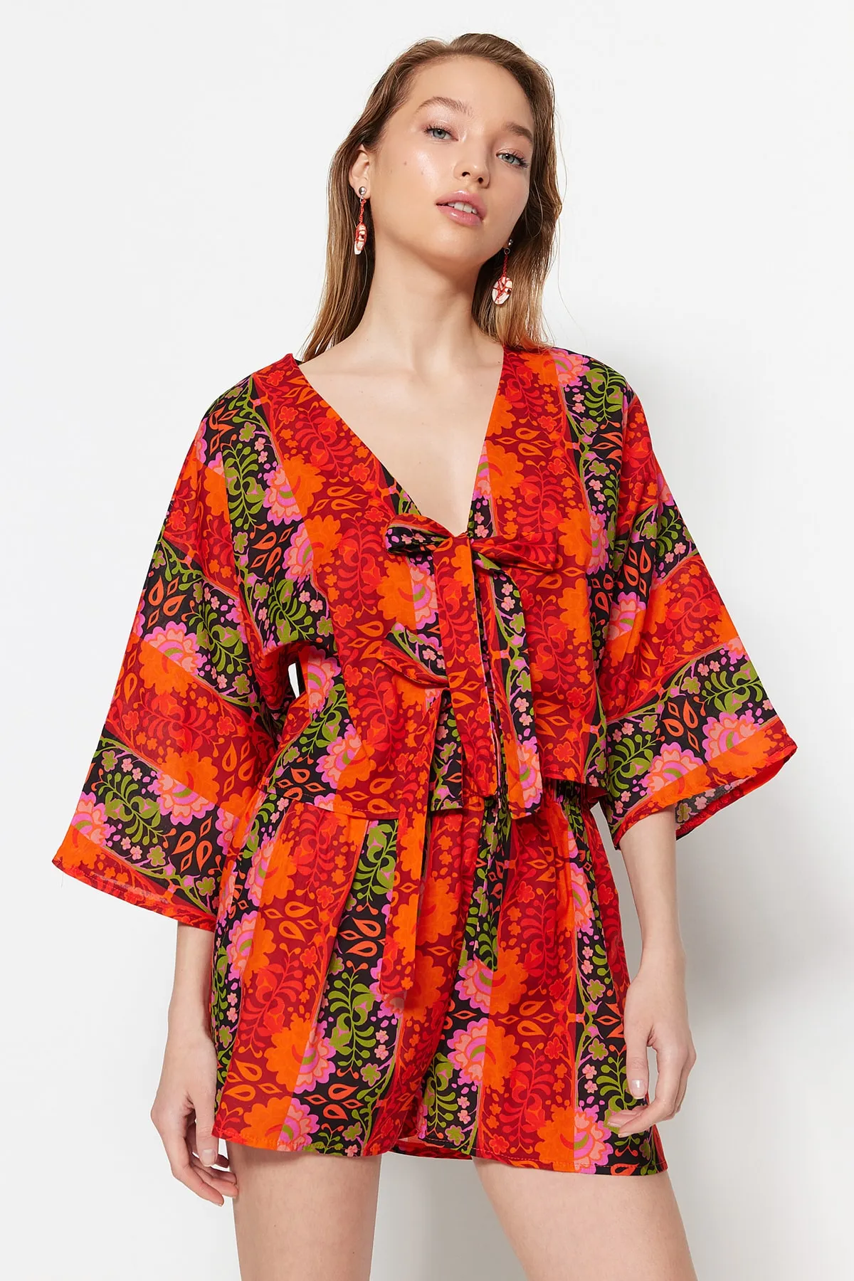 Trendyol Collection  Gewebtes, geblümtes Set aus Bluse und Shorts aus 100 % Baumwolle mit Blumenmuster TBESS22AU0086
