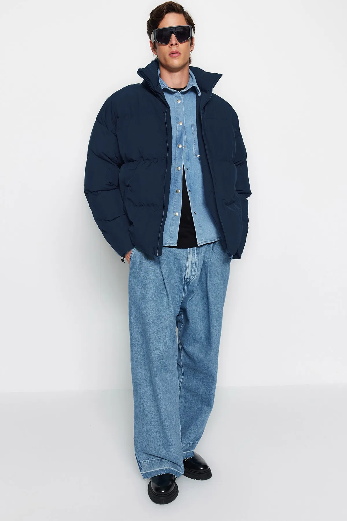 Trendyol Collection  Marineblaue Unisex-Pufferjacke in Oversize-Passform mit Stehkragen TMNAW24MO00003