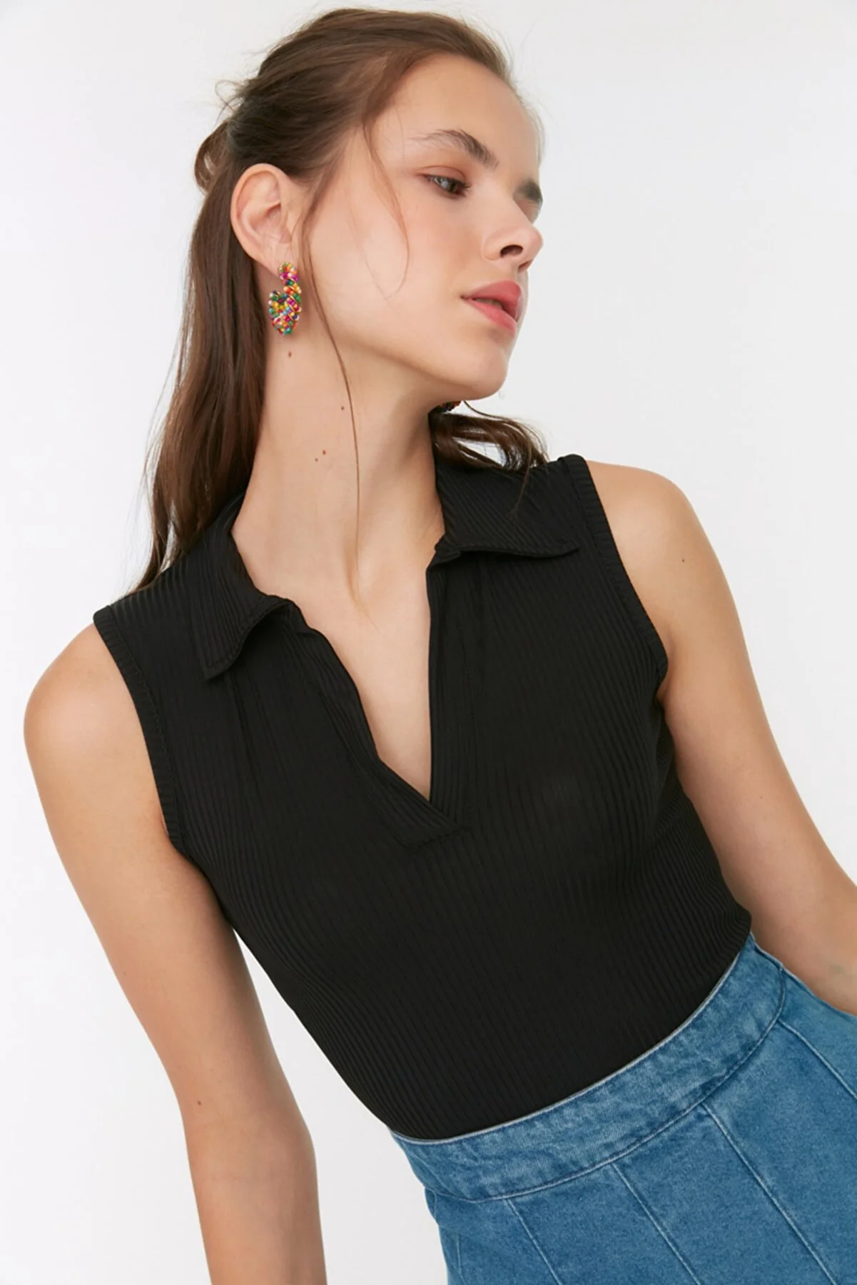 Trendyol Collection  Schwarze, taillierte, kurz geschnittene, dehnbare Strickbluse mit Polokragen TWOSS22BZ0335