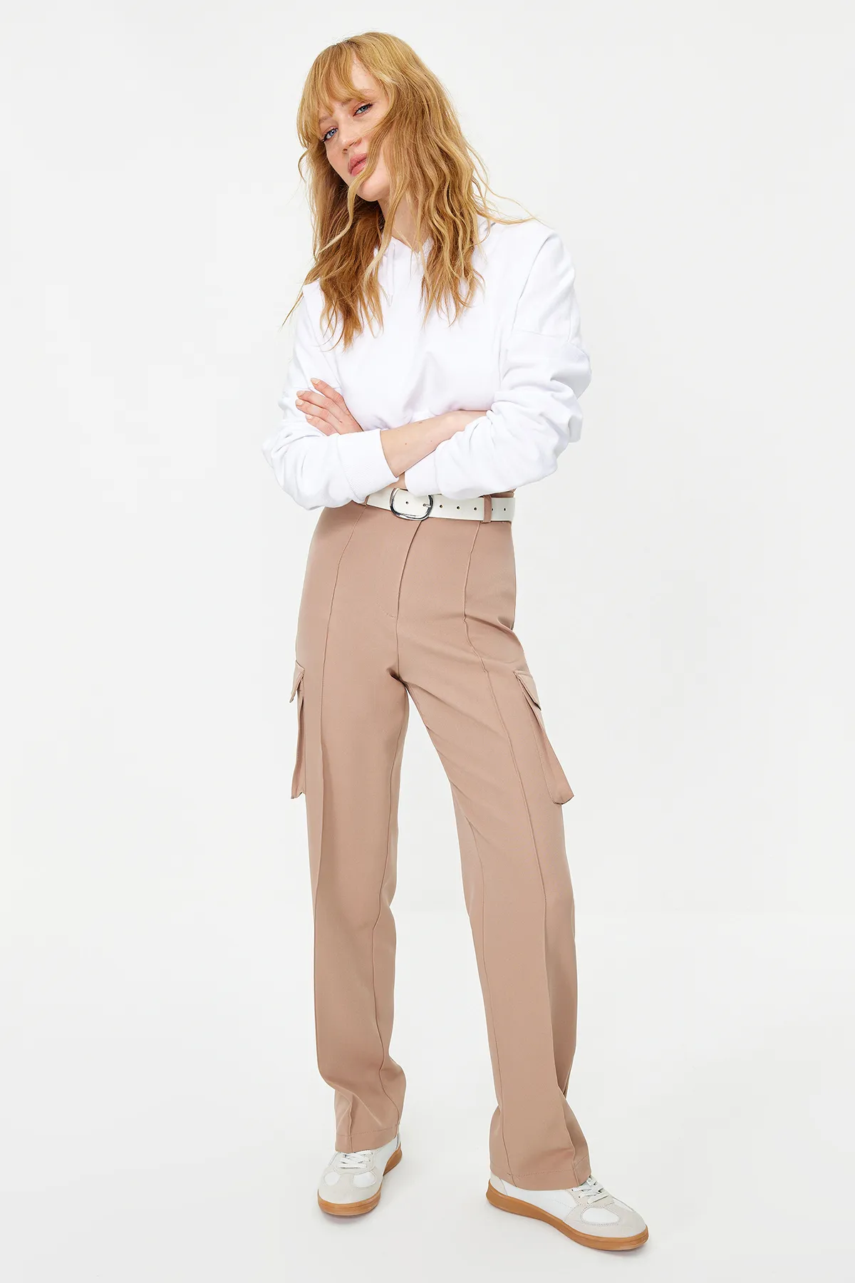 Trendyol Collection  Nerzfarbene, gerade geschnittene, gewebte Cargo-Hose mit doppelten Taschen TWOAW22PL0343