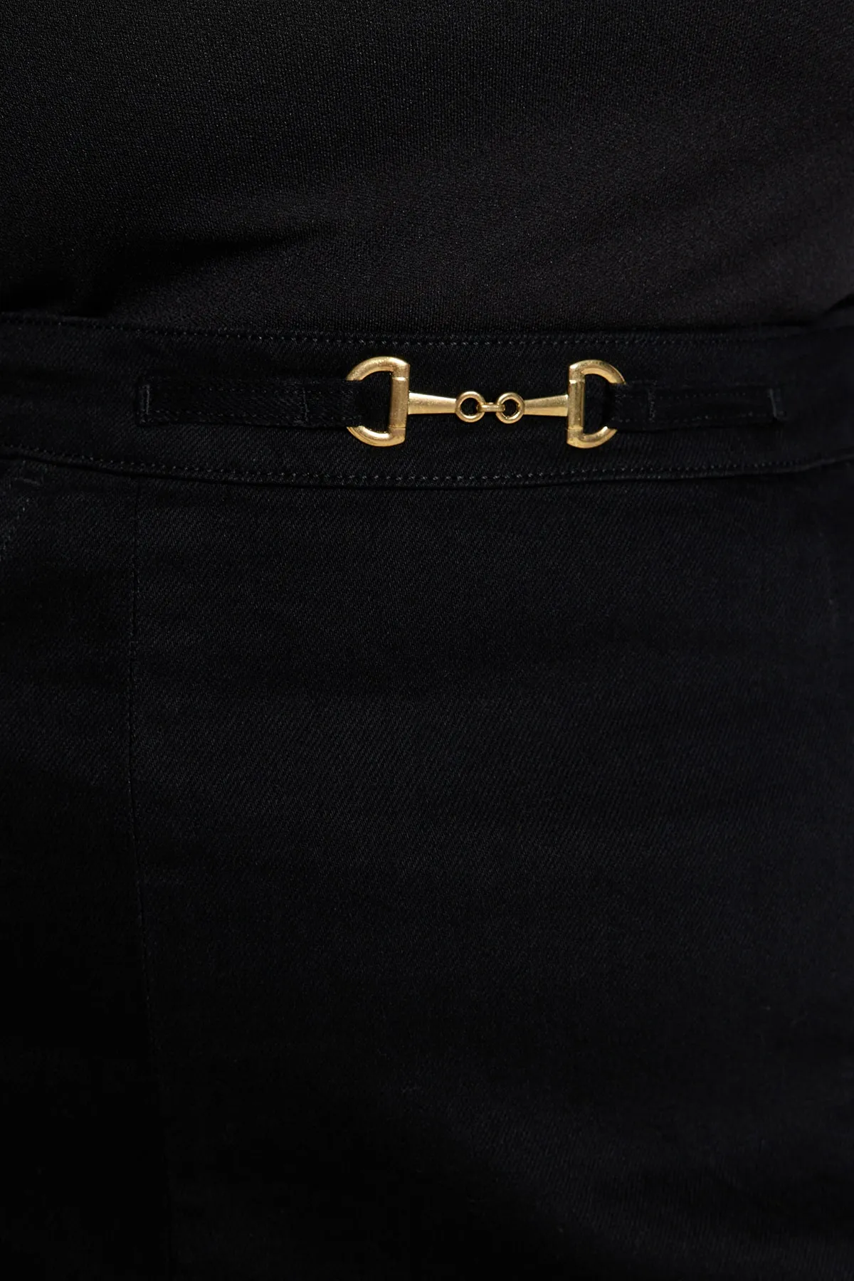 Trendyol Curve  Schwarzer Jeansrock mit Accessoire-Details TBBAW24AZ00012
