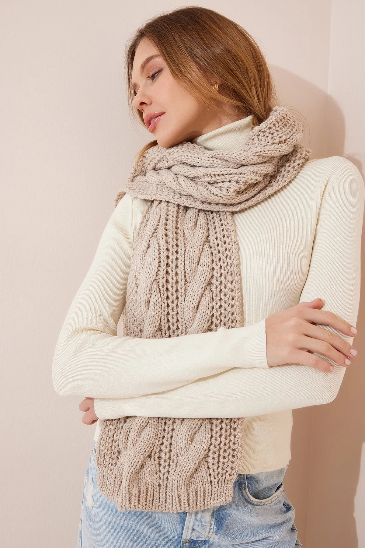 Happiness İstanbul  Beigefarbener Strickschal mit detailliertem Muster für Damen PD00067