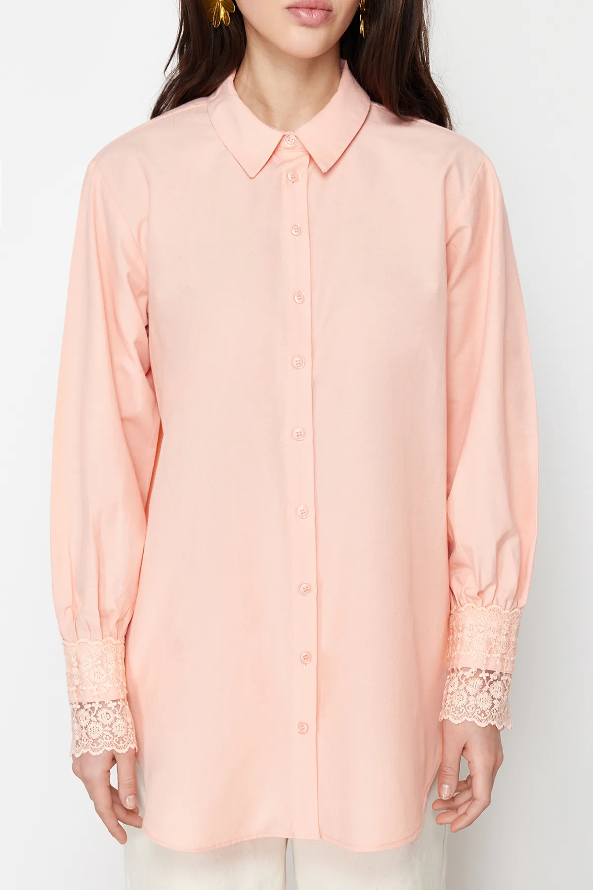 Trendyol Modest  Detailliertes, gewebtes Hemd mit Puderspitzenstickerei TCTSS24TG00035