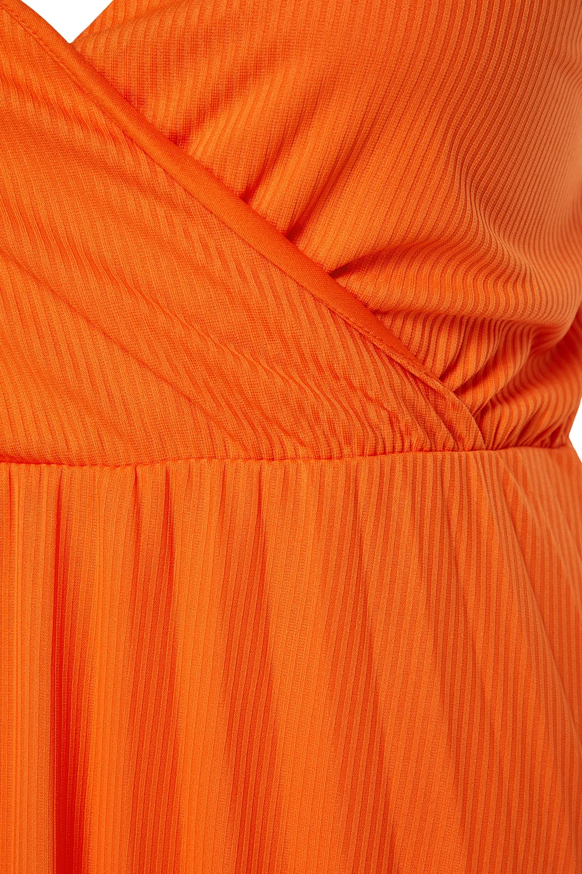 Trendyol Curve  Orangefarbenes zweireihiges Strickkleid mit Kragen und Trägern TBSSS22EL1565