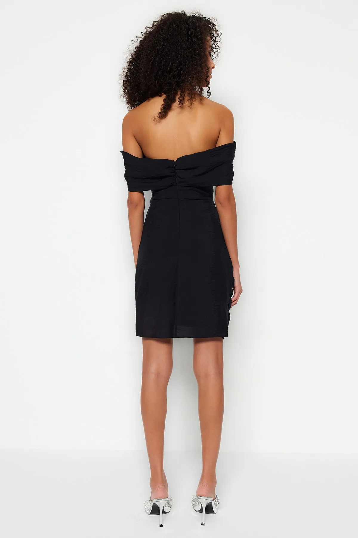 Trendyol Collection  Stilvolles Abendkleid im schwarzen Korsett-Look mit Raffdetails TPRSS22EL2025