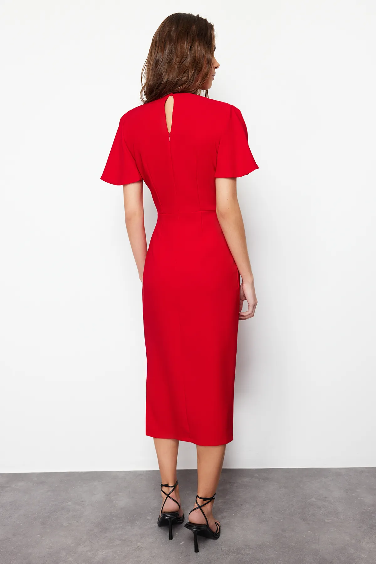 Trendyol Collection  Rotes, gerade geschnittenes, gerafftes Midi-Webkleid TWOSS24EL00713