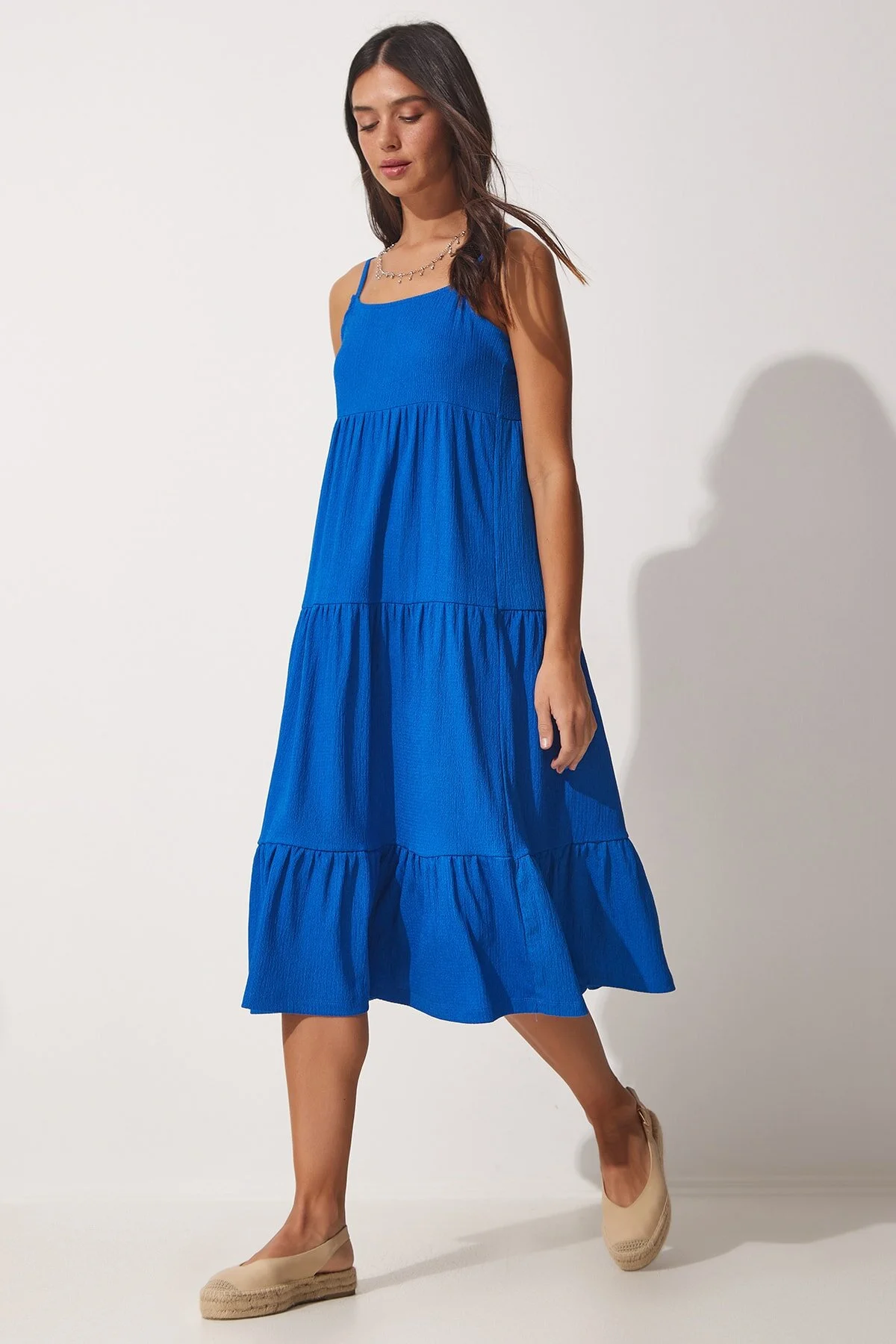 Happiness İstanbul  Blaues Damen-Sommerstrickkleid mit Riemchen und Volant UB00077