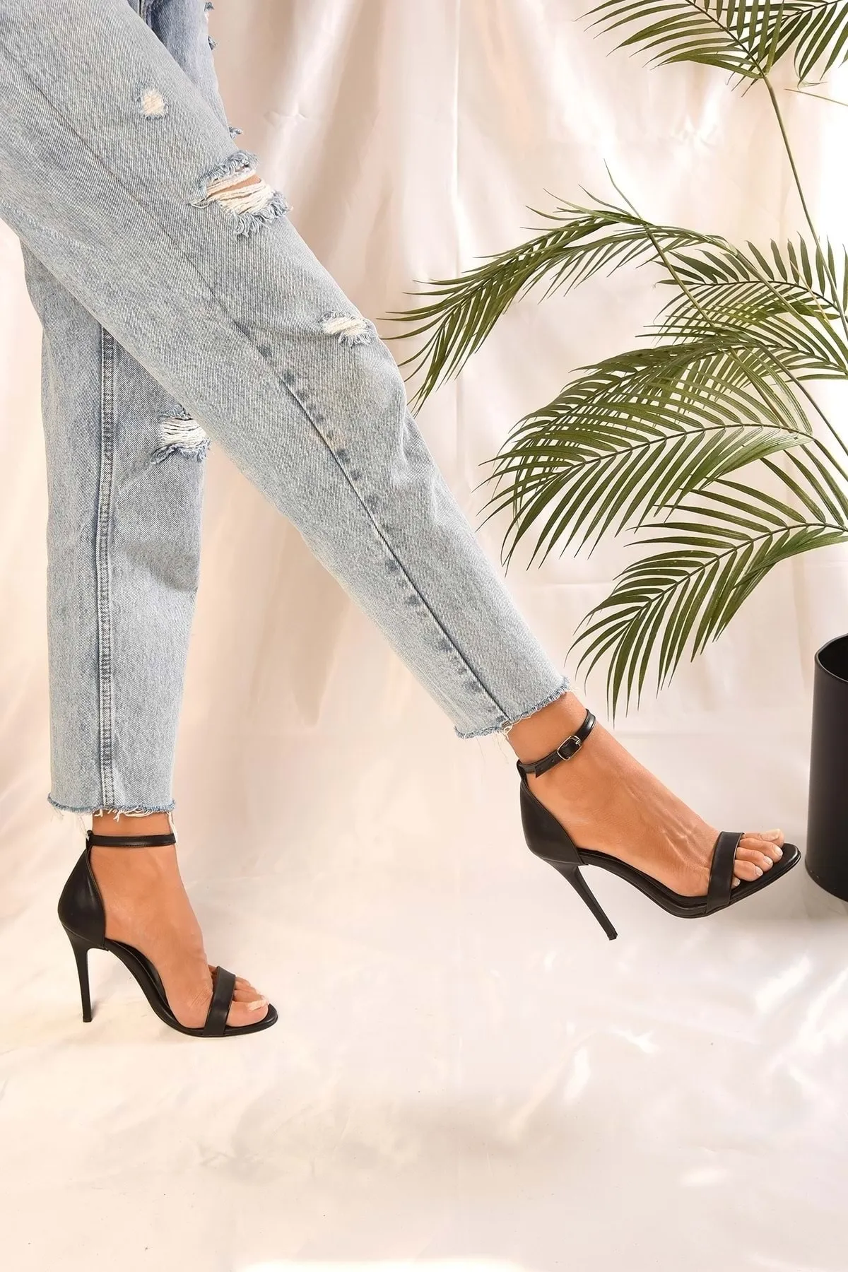 Shoeberry  Damen-Schuhe Midia mit einem Riemen und schwarzem Hautabsatz