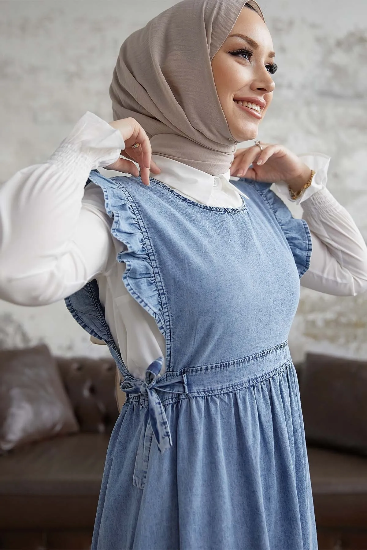 InStyle  Frida Jeans-Giletkleid mit Rüschenschultern – Hellblau
