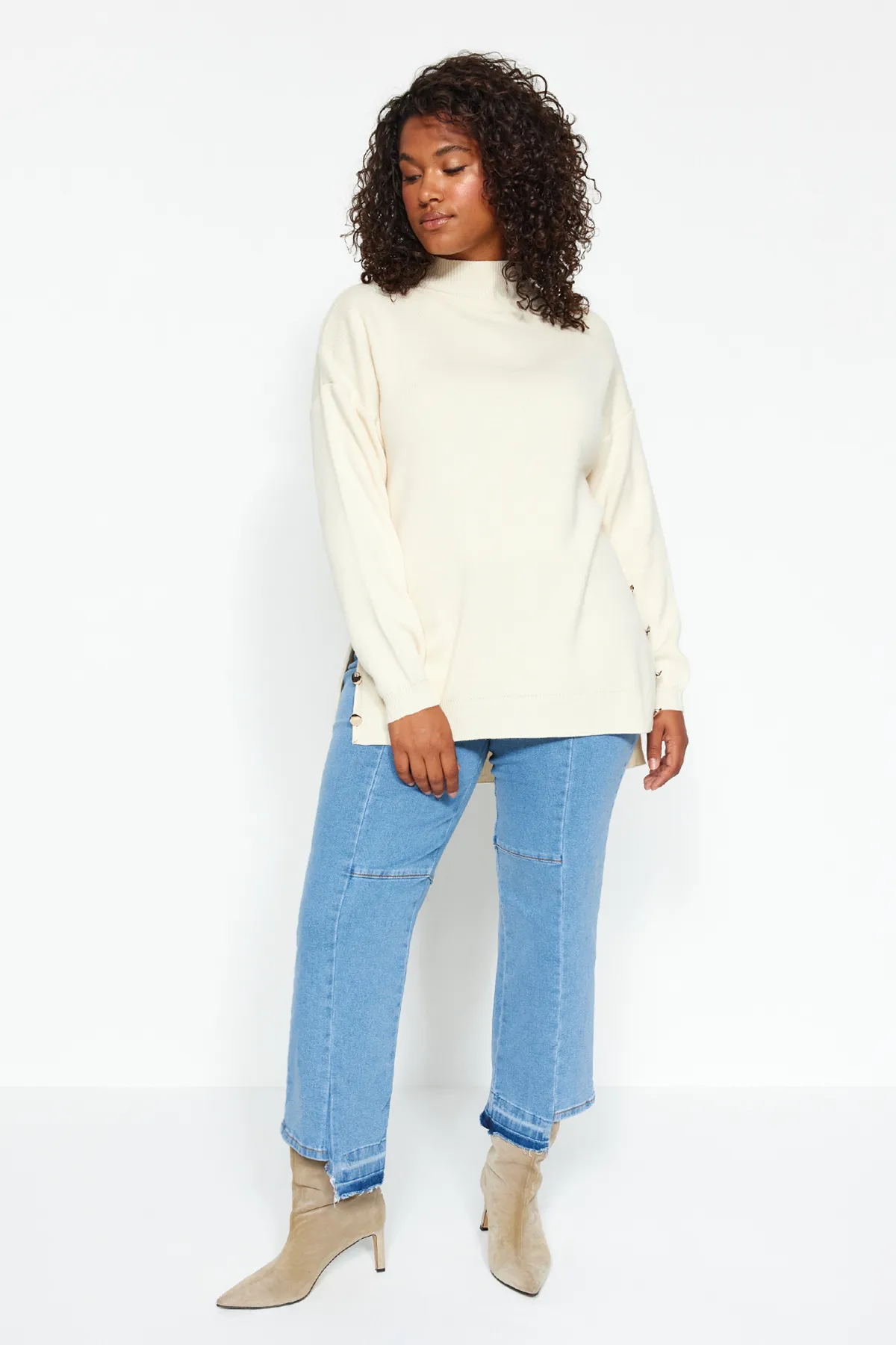 Trendyol Curve  Cremefarbener Rollkragenpullover mit Knöpfen und detailliertem Rollkragen TBBAW24AN00076