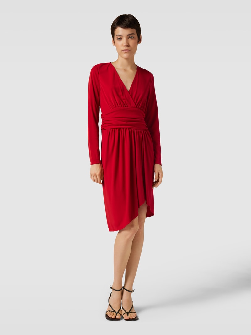 Knielanges Kleid mit V-Ausschnitt und Taillenband in rot