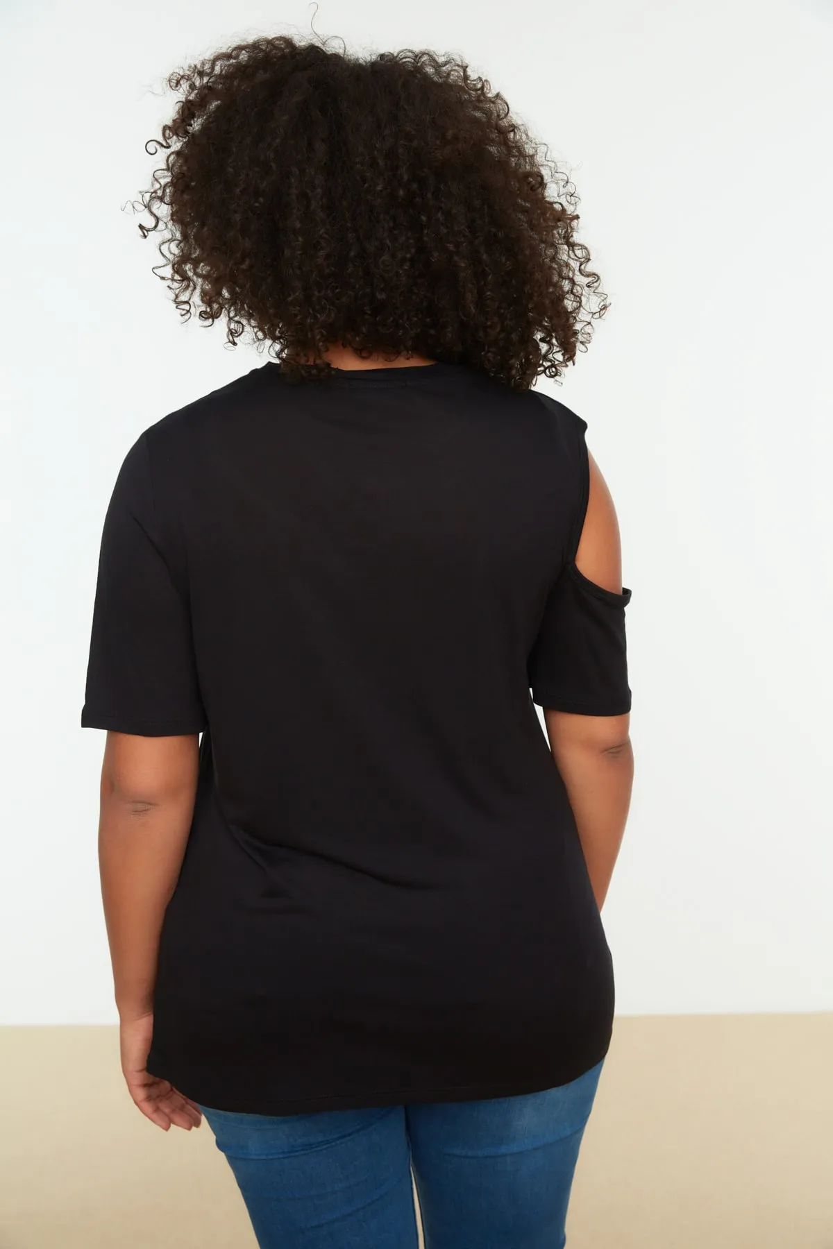 Trendyol Curve  Schwarze, detaillierte Strickbluse mit Ausschnitten TBSSS22AF0007