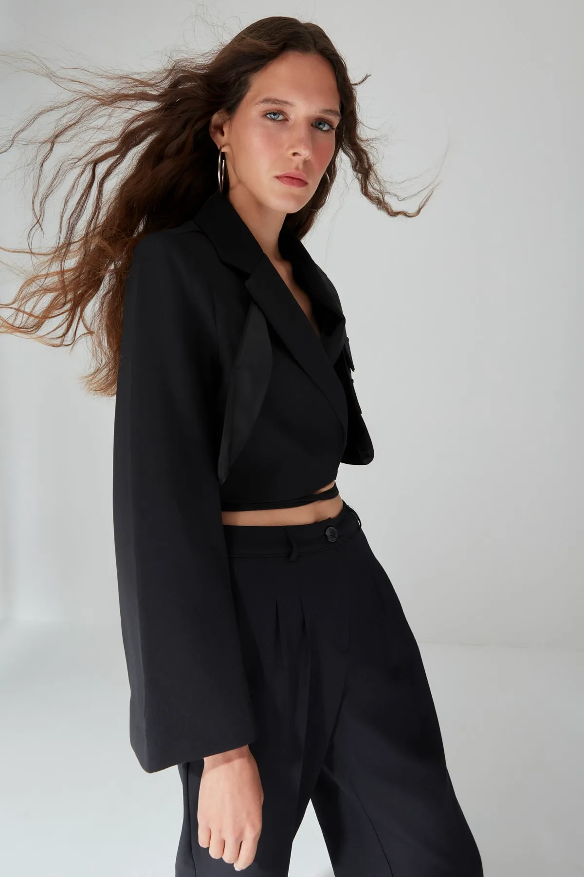 Trendyol Collection  Schwarzer, kurz gefütterter, zweireihiger gewebter Blazer mit Verschluss TWOAW23BC00076