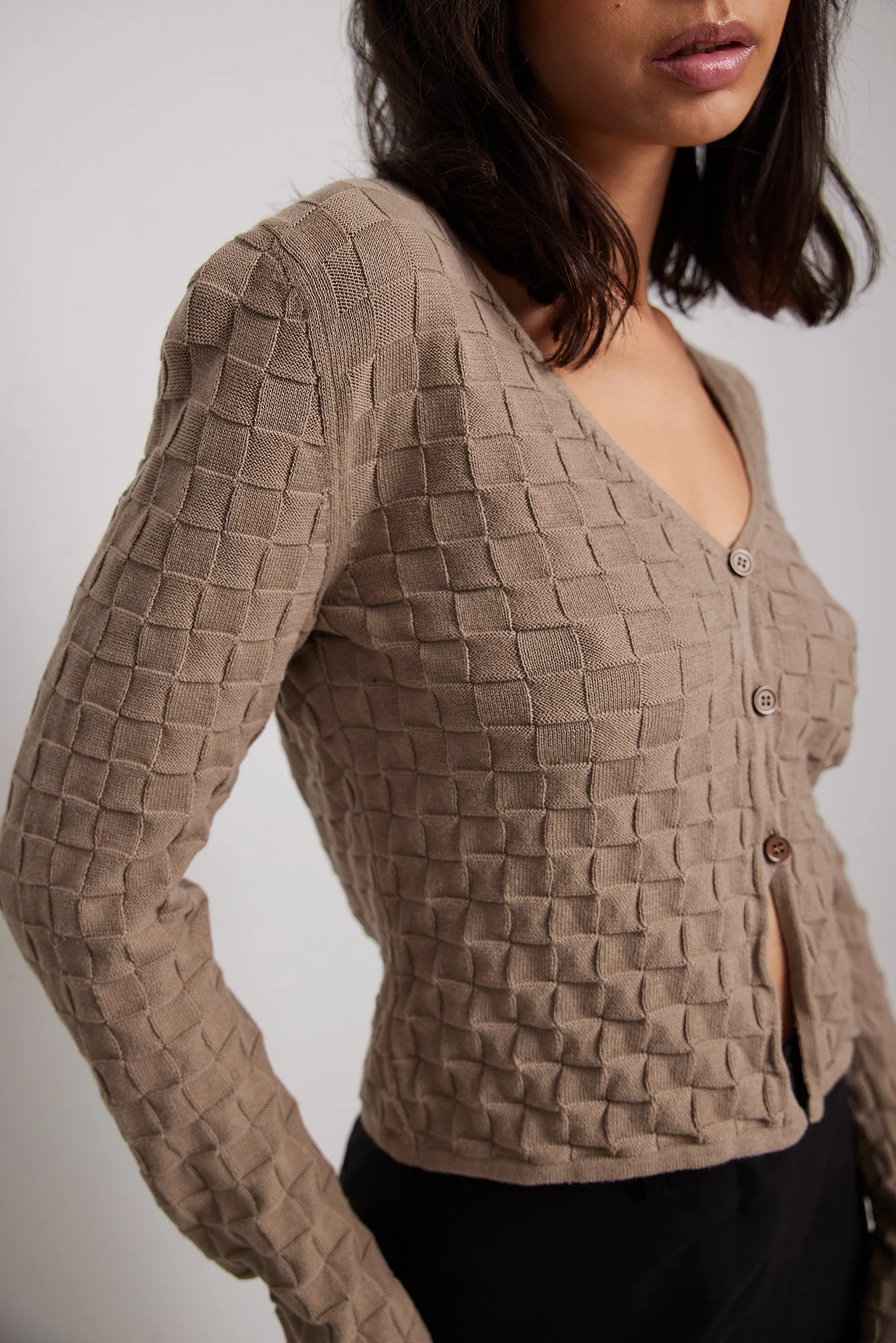 Quadratische Strickjacke mit Knotendetail