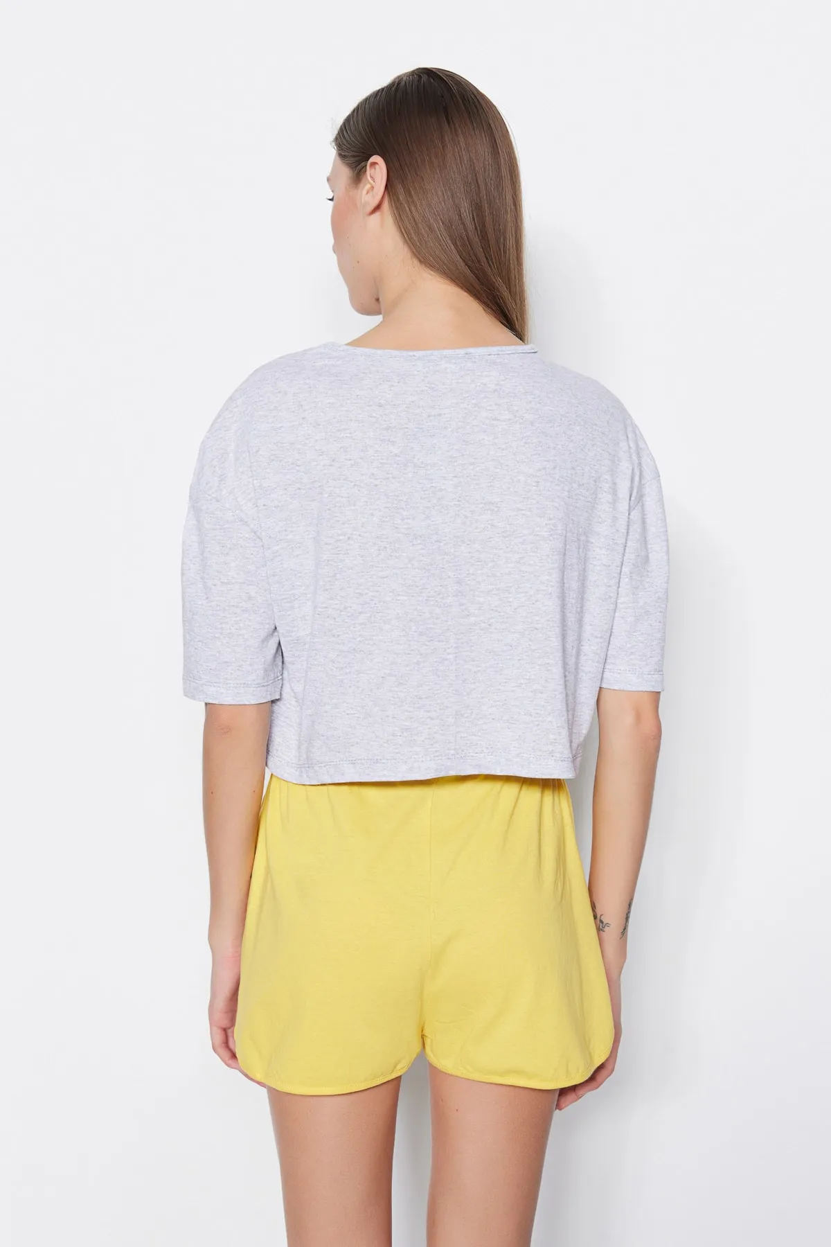Trendyol Collection  Gelbes Pyjama-Set aus bedrucktem T-Shirt und Shorts aus Baumwolle THMSS21PT0734