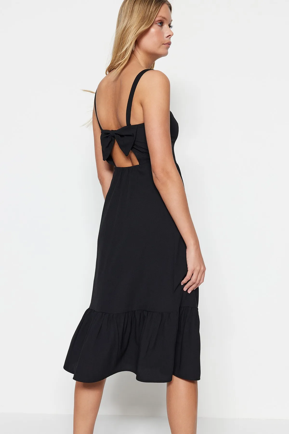 Trendyol Collection  Schwarzes Midi-Webkleid mit Taille und Rückendetail TWOSS22EL00266