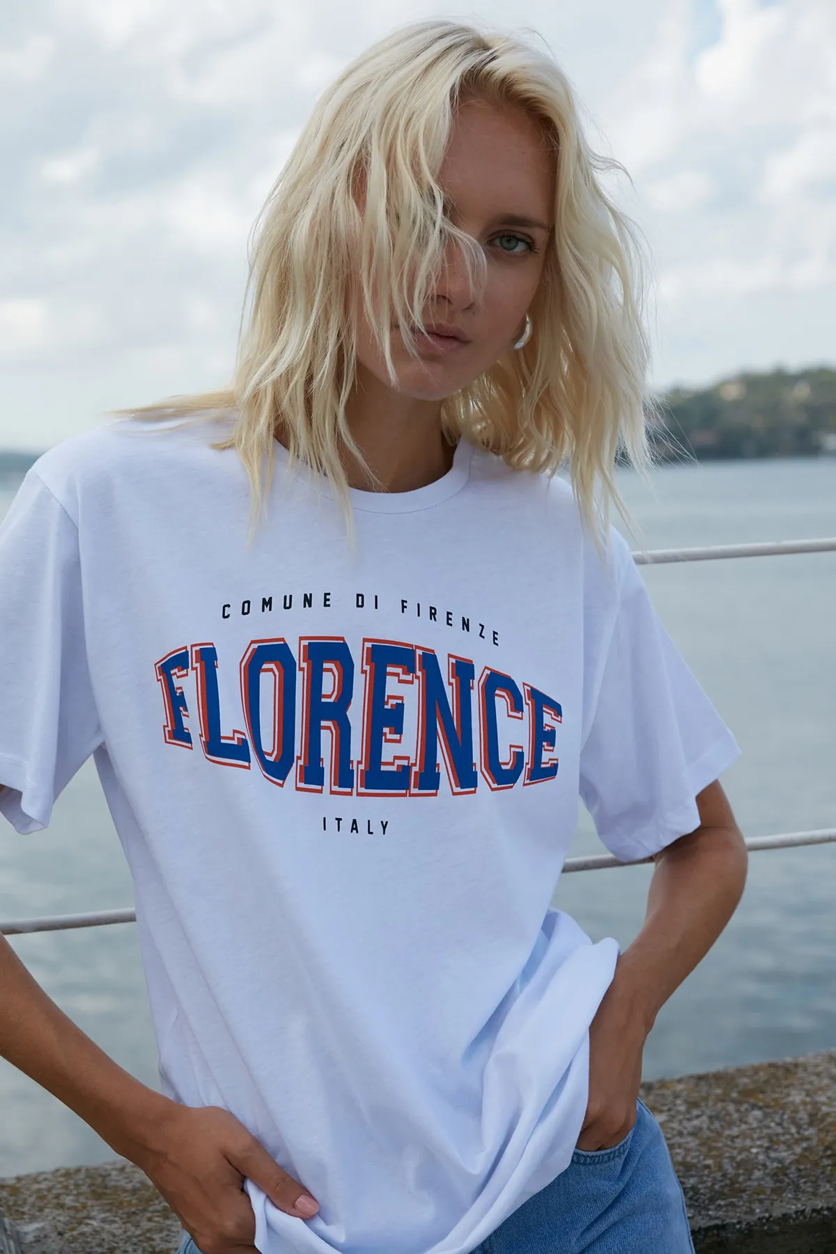 Trendyol Collection  Weißes, bedrucktes Oversize-/Weite-Fit-Strick-T-Shirt aus 100 % Baumwolle mit Rundhalsausschnitt TWOSS22TS0994