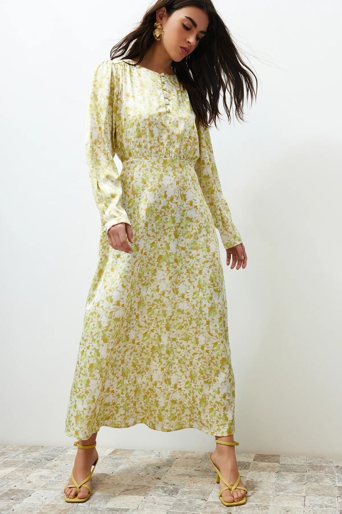 Trendyol Modest  Hellgrünes, gewebtes Kleid mit Blumenmuster vorne und Knöpfen TCTSS24EB00087