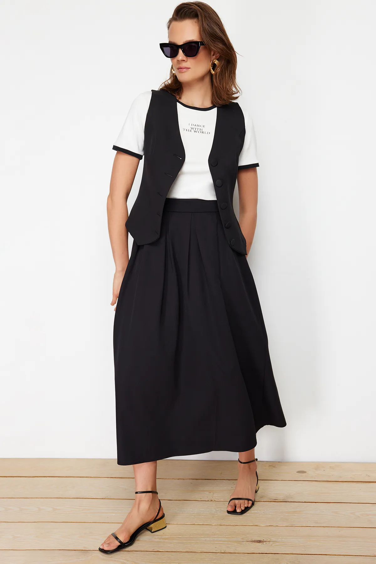Trendyol Modest  Schwarzer plissierter Webrock TCTAW24EE00011