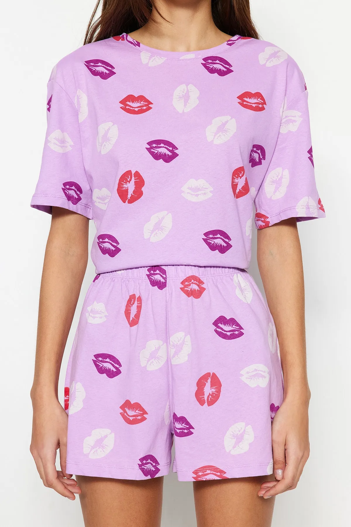 Trendyol Collection  Lilafarbenes Pyjama-Set aus T-Shirt und Shorts mit Lippenmuster aus 100 % Baumwolle THMSS21PT0468