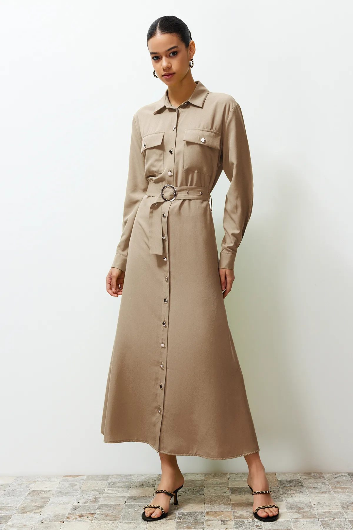 Trendyol Modest  Beiges gewebtes Hemdblusenkleid mit goldenen Knöpfen TCTSS24EB00132