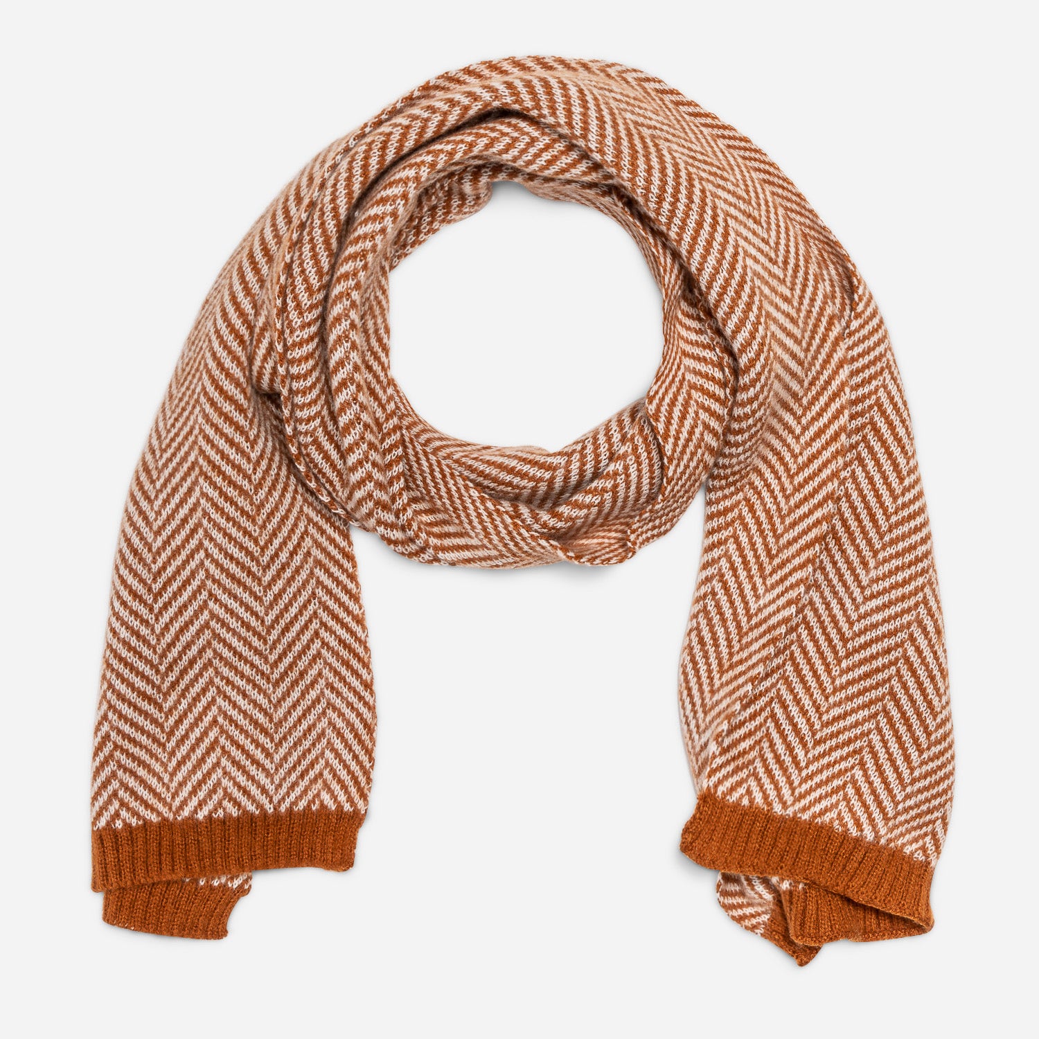 Echarpe orange tricot à motif chevrons blancs