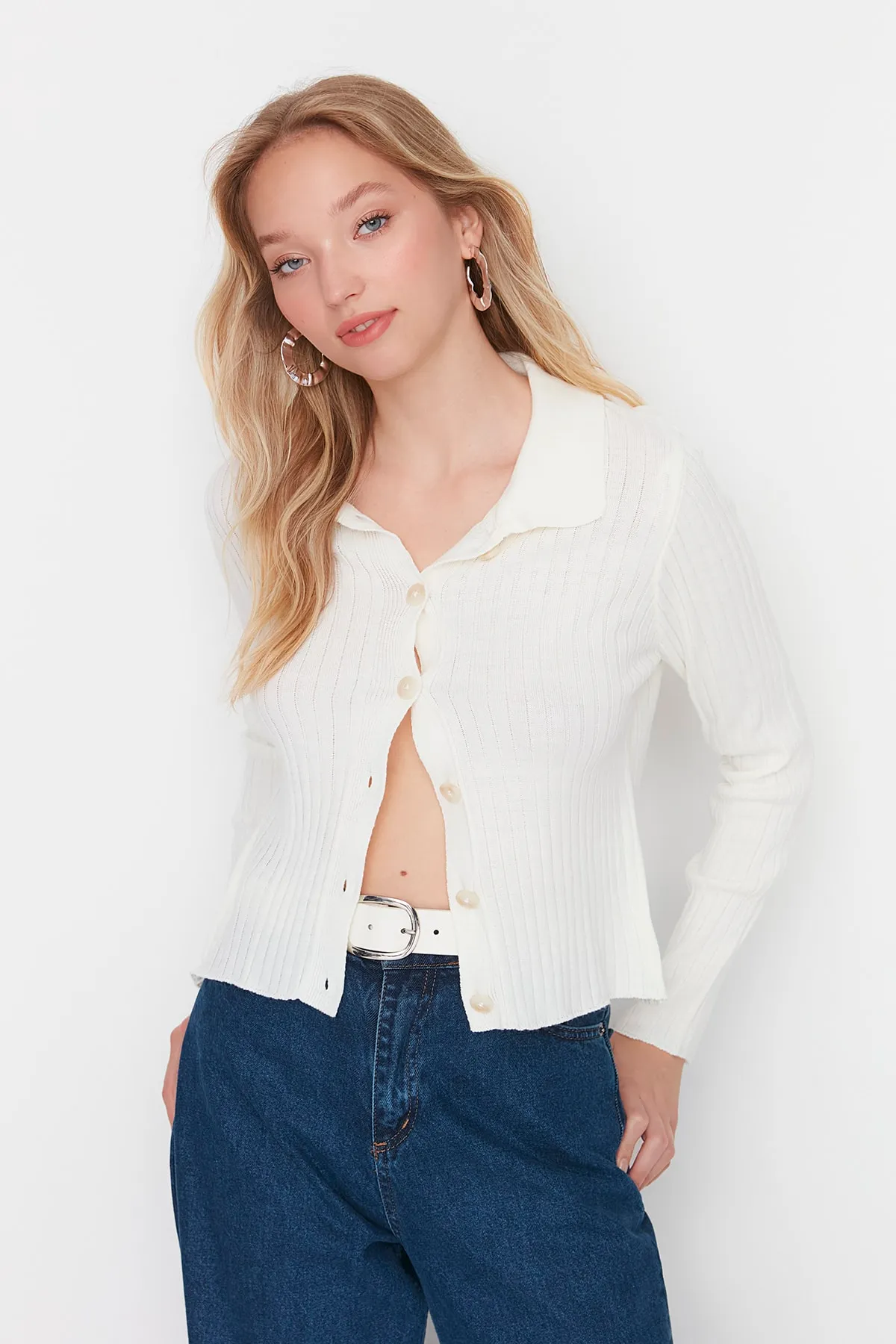 Trendyol Collection  Ecrufarbener Strickcardigan mit Polokragen TWOAW23HI00143