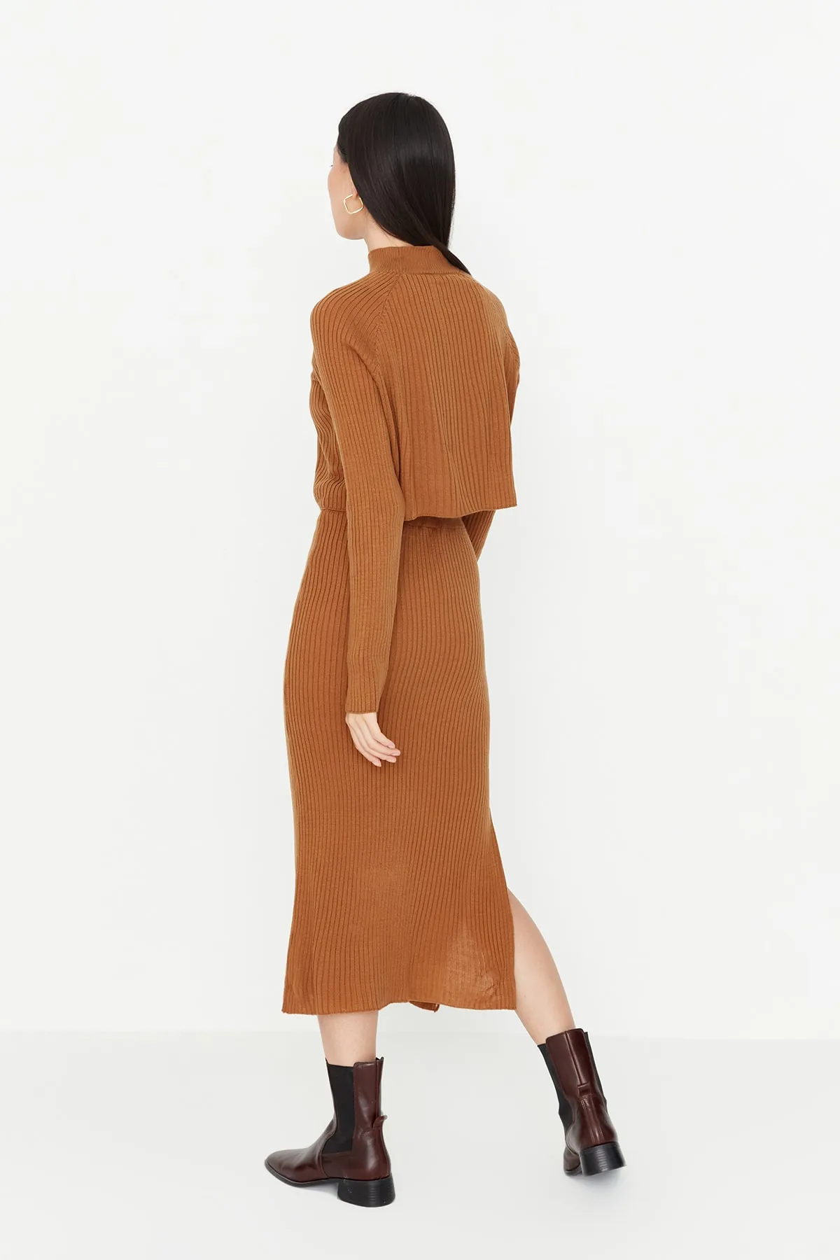 Trendyol Collection  Braunes, kurzes Basic-Set aus Strickoberteil und -unterteil mit Rock TWOAW23AU00170