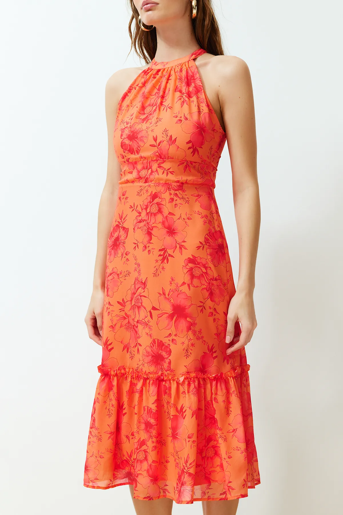 Trendyol Collection  Orangefarbenes, gewebtes Kleid mit A-Ausschnitt und Neckholder-Midi-Chiffon-Futter und Blumendruck TWOSS19LJ0200