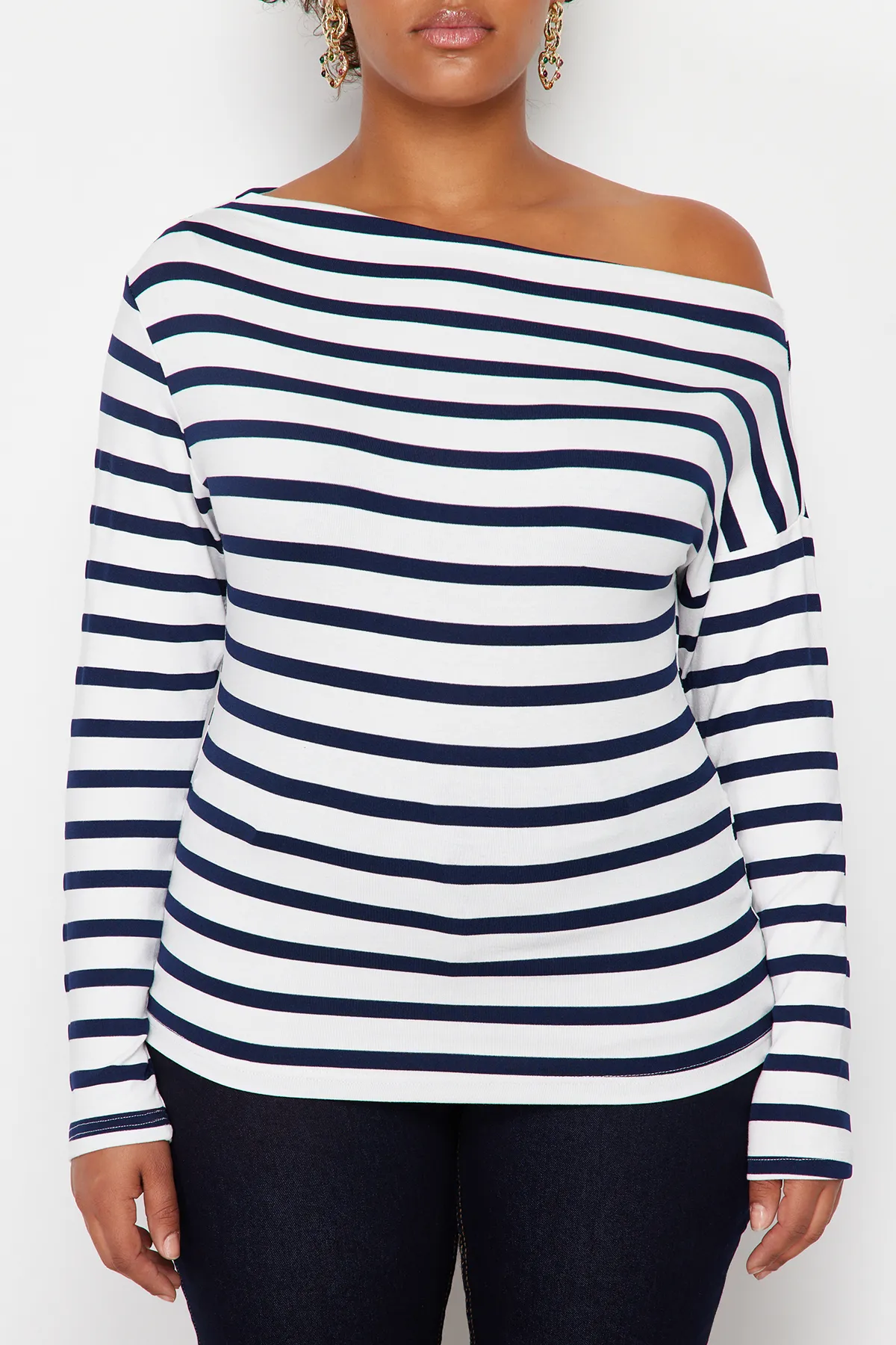 Trendyol Curve  Marineblau gestreifte Stretch-Strickbluse aus hochwertigem, weichem Stoff mit U-Boot-Ausschnitt und taillierter Passform TBBSS24AF00037