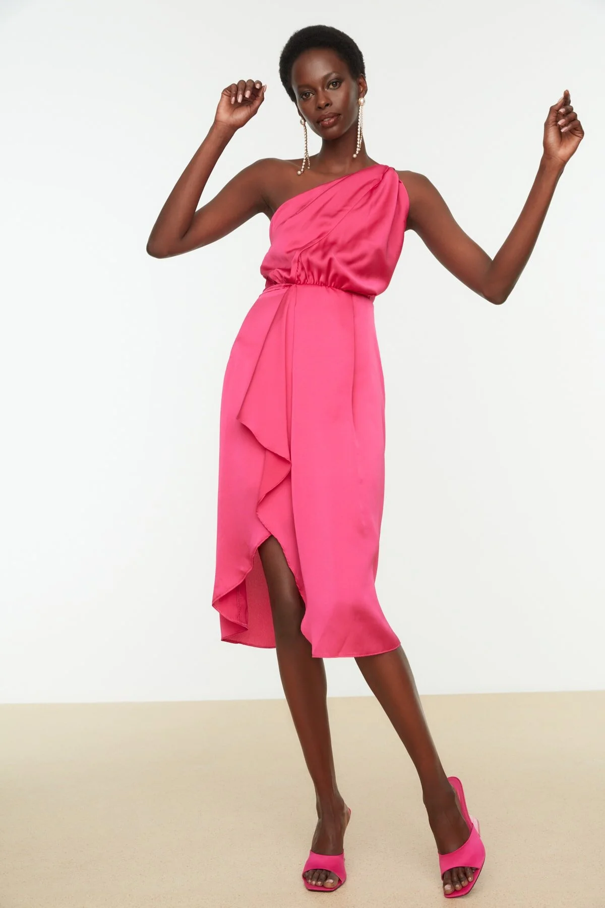 Trendyol Collection  Rosa detailliertes elegantes Abendkleid TPRSS22EL0967