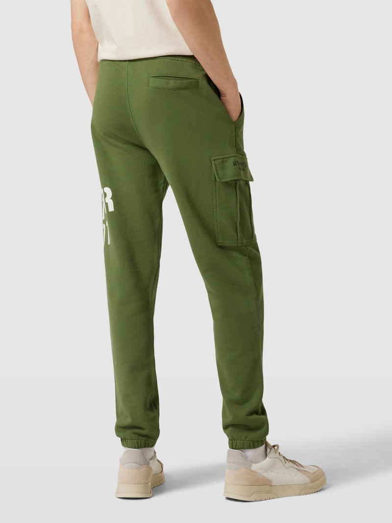 Sweatpants mit Label-Print in olivgrün