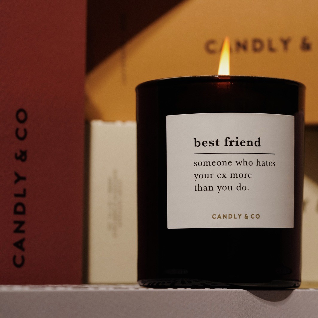 Candly&Co Bougie No.4 NAJLEPSZY PRZYJACIEL Ktoś, kto nienawidzi twojego byłego bardziej niż ty sam.