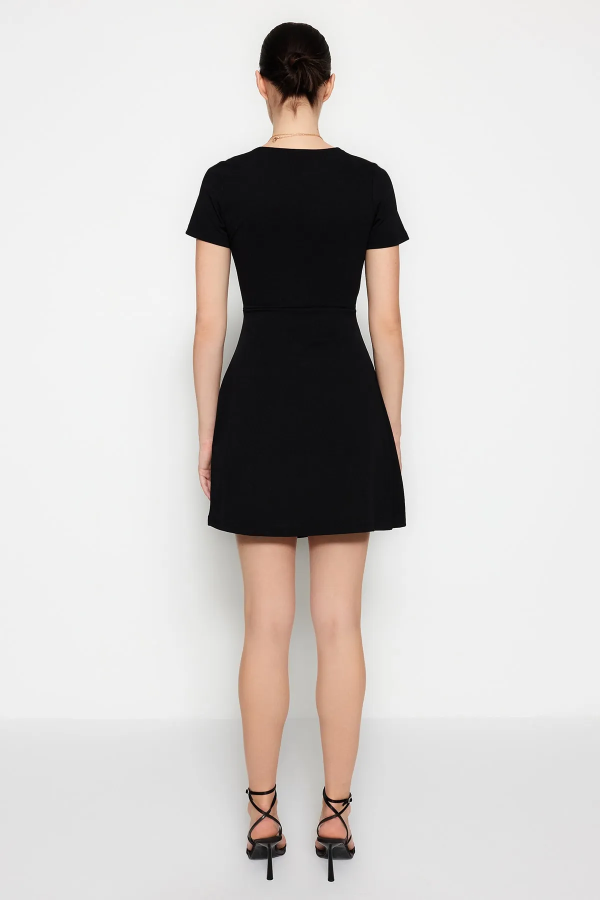 Trendyol Collection  Schwarzes, zweireihiges Mini-Strickkleid aus Crêpe in A-Linie mit zweireihigem Ausschnitt TWOSS23EL01703
