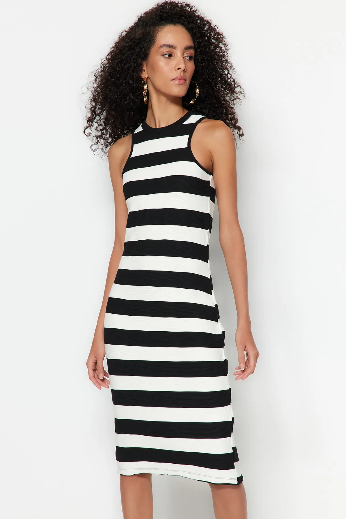 Trendyol Collection  Schwarz-weiß gestreiftes, figurbetontes Midi-Strickkleid mit Rundhalsausschnitt TWOSS23EL01369