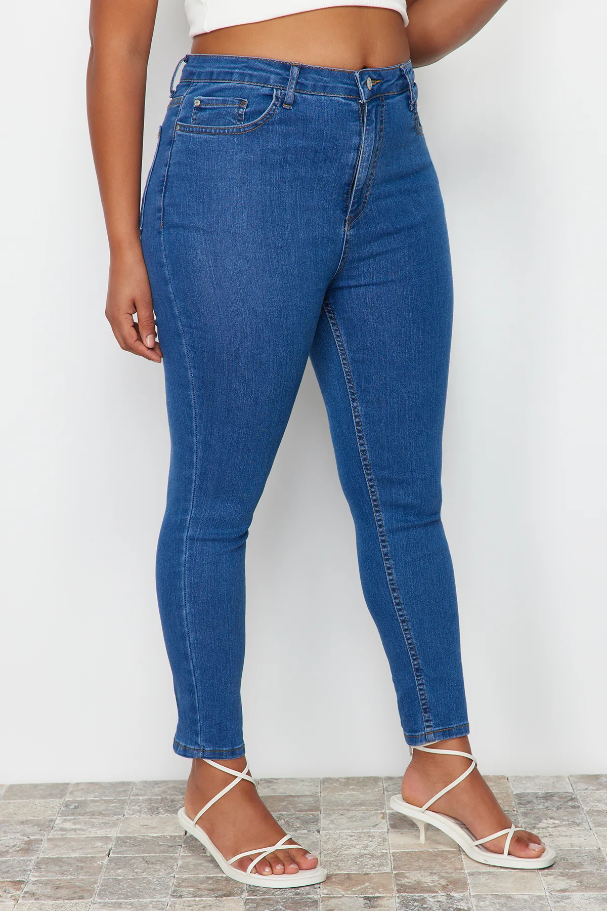 Trendyol Curve  Hellblaue, extra flexible Röhrenjeans TBBSS24CJ00006