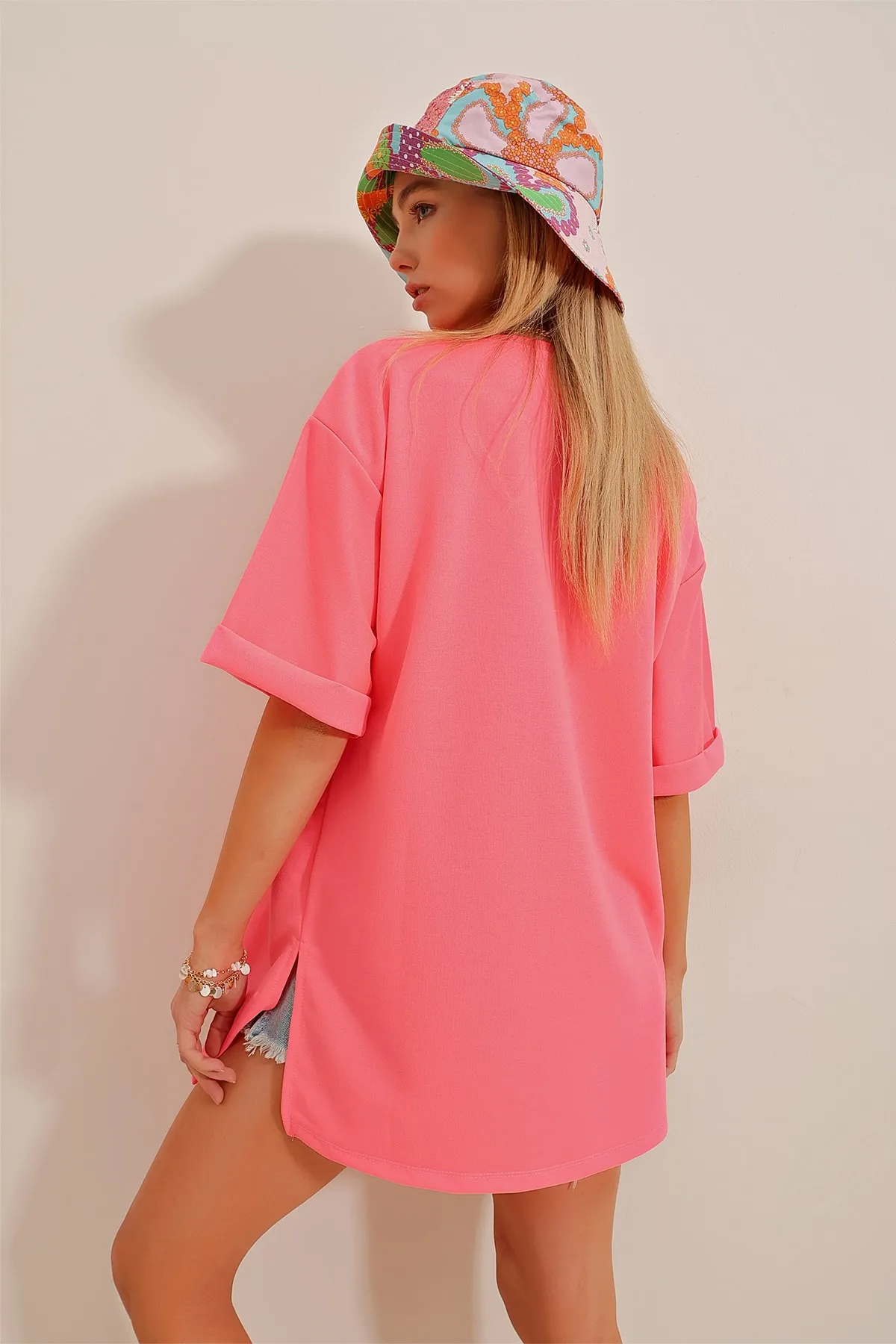 Trend Alaçatı Stili  Damen-T-Shirt in Bonbonrosa mit Rundhalsausschnitt, doppelten Ärmeln, zwei Fäden und seitlichen Schlitzen, Oversize-T-Shirt ALC-X7871