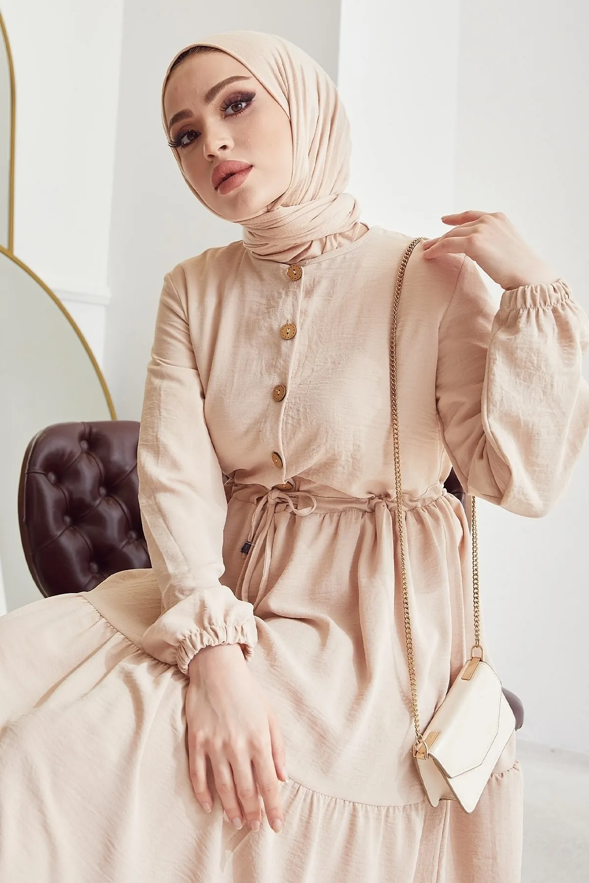 InStyle  Pamela Ayrobin Hijab-Kleid mit Knöpfen – Beige