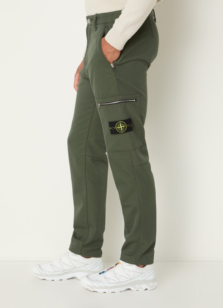 Pantaloni Stone Island 32503 slim fit, cu logo și buzunare cu fermoar.