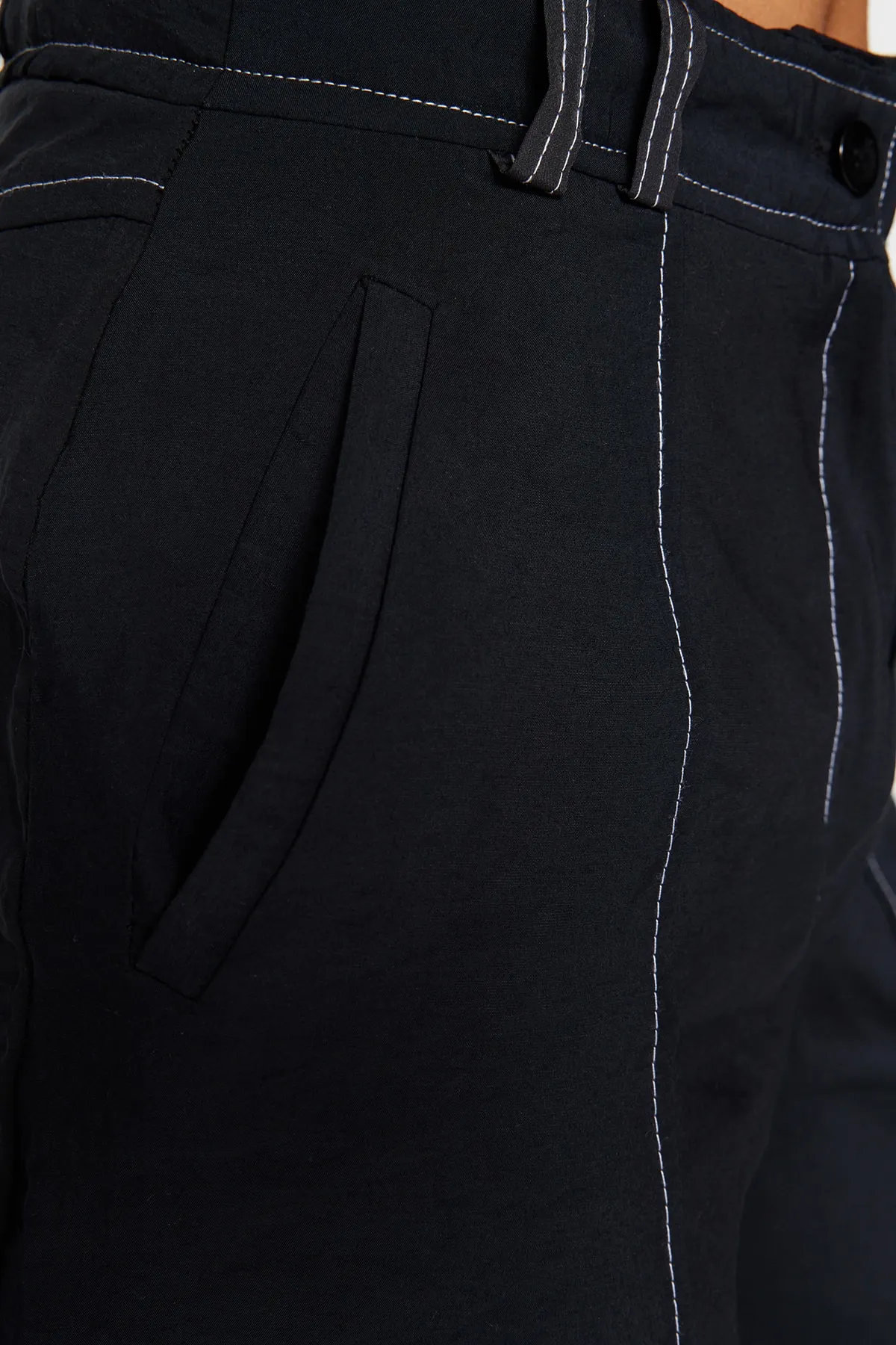Trendyol Collection  Schwarze Cargo-Webhose mit weitem Bein und Kontrastnähten TWOSS21PL0288
