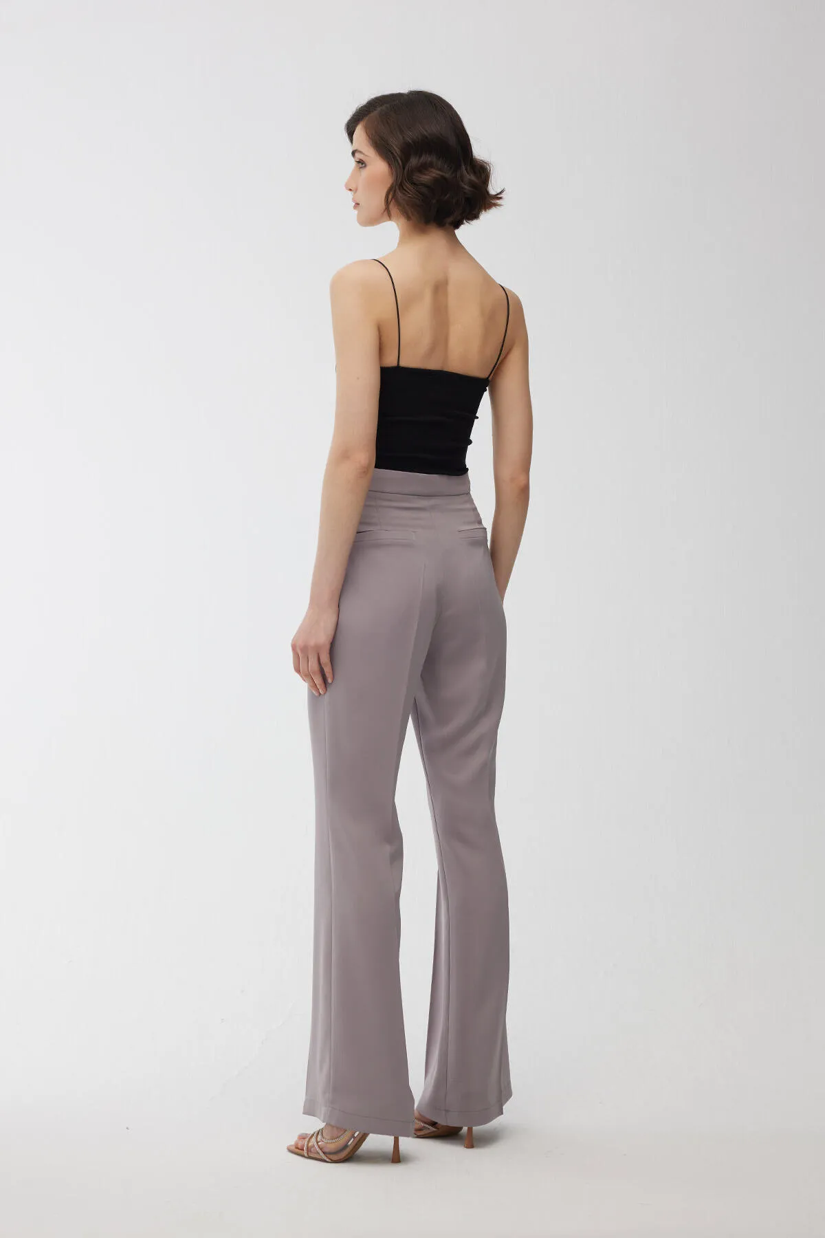 Manuka  SATINHOSE MIT SPANISCHER KRONE GRAU