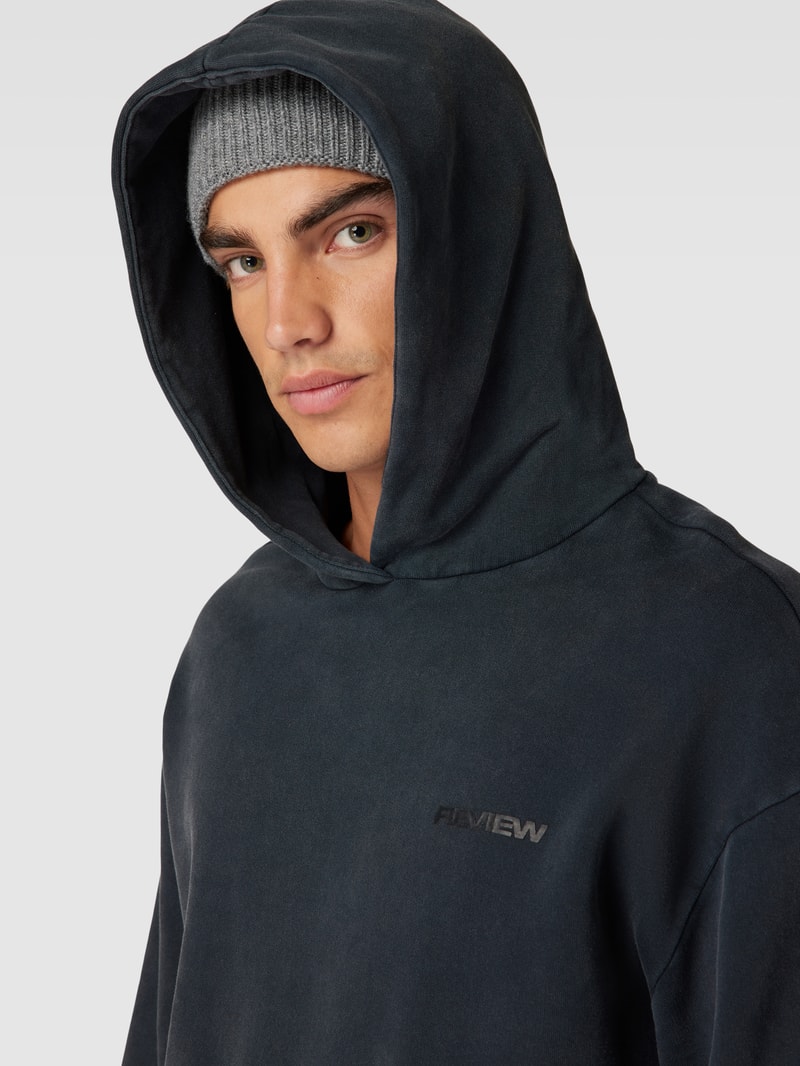 Hoodie mit Label-Print in schwarz