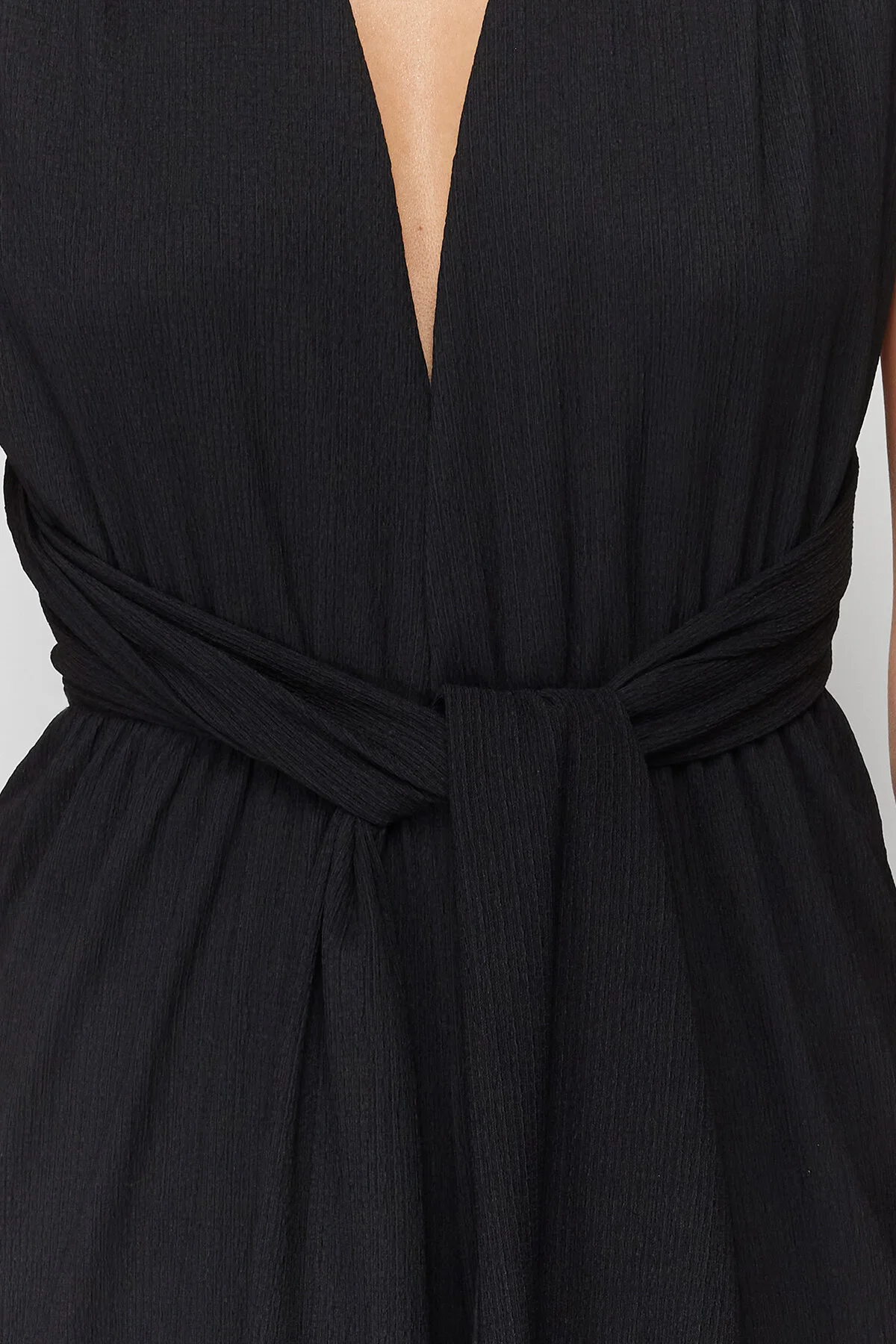 Trendyol Collection  Schwarzer gewebter Overall mit Gürtel TBESS23TU00010