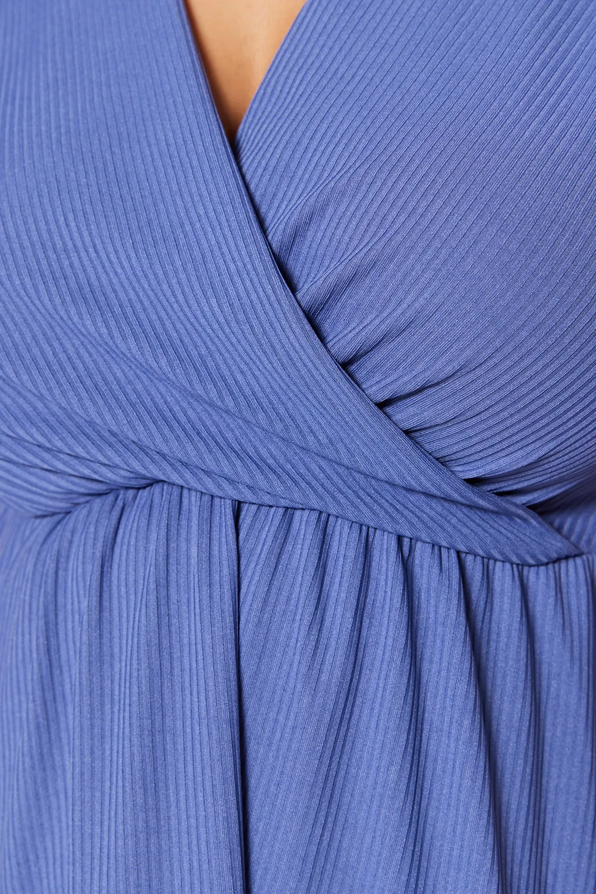 Trendyol Curve  Indigofarbenes Volant-Strickkleid mit V-Ausschnitt TBBSS23AH00030