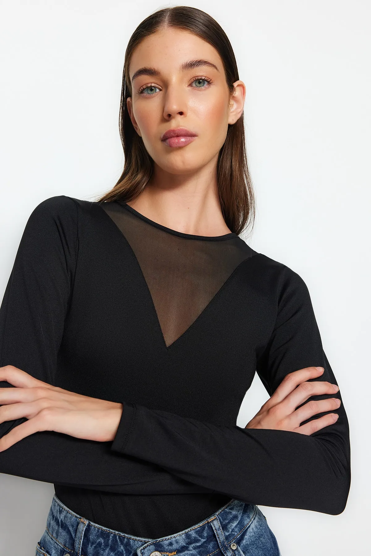 Trendyol Collection  Schwarzer, tief ausgeschnittener Stretch-Strickbody aus Tüll mit Rundhalsausschnitt und Druckknöpfen TWOAW24BD00012
