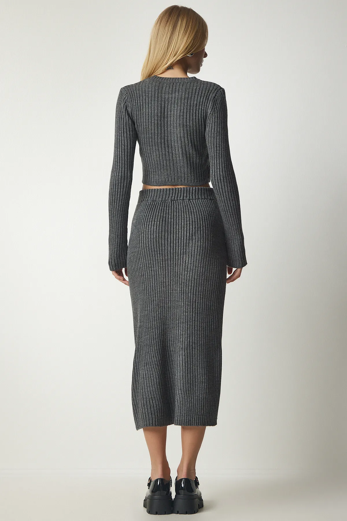 Happiness İstanbul  Damen Strickwaren-Set mit geripptem Kurzrock in Dunkelgrau PF00020