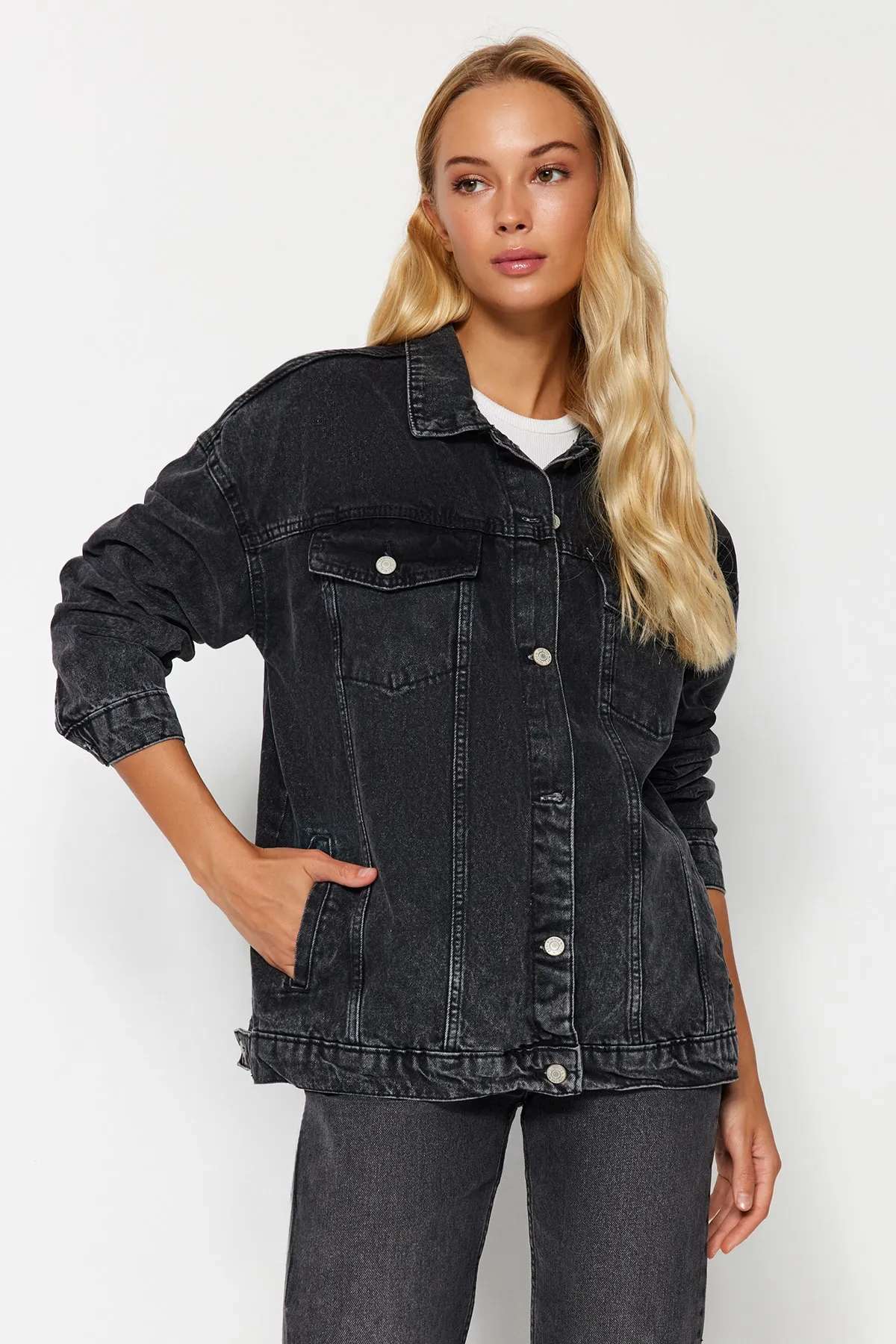 Trendyol Collection  Schwarze Oversize-Trucker-Jeansjacke TWOAW23CE00189